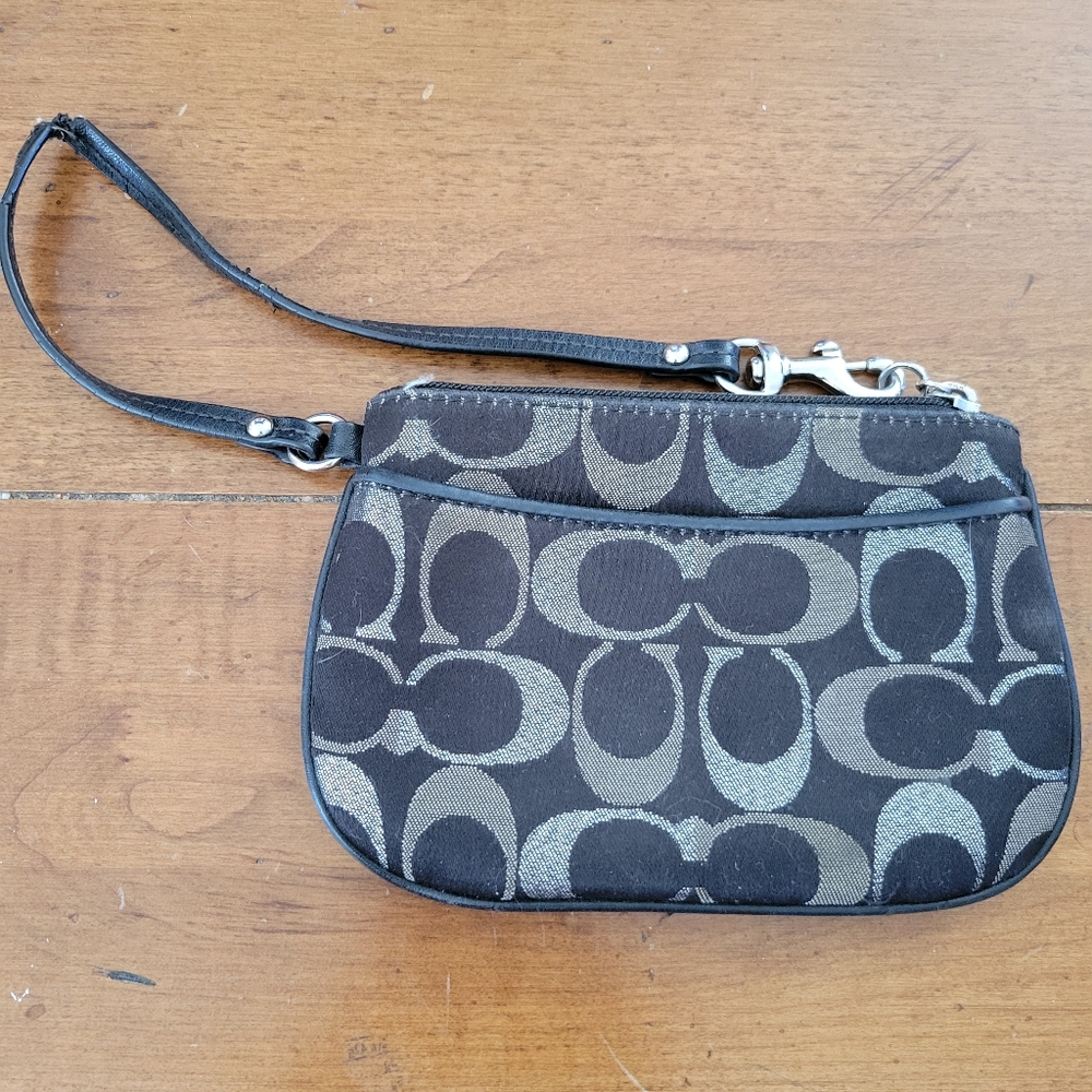 Coach Wristlet Color Black Metallic Silver Lurex Signature Small ** flaw